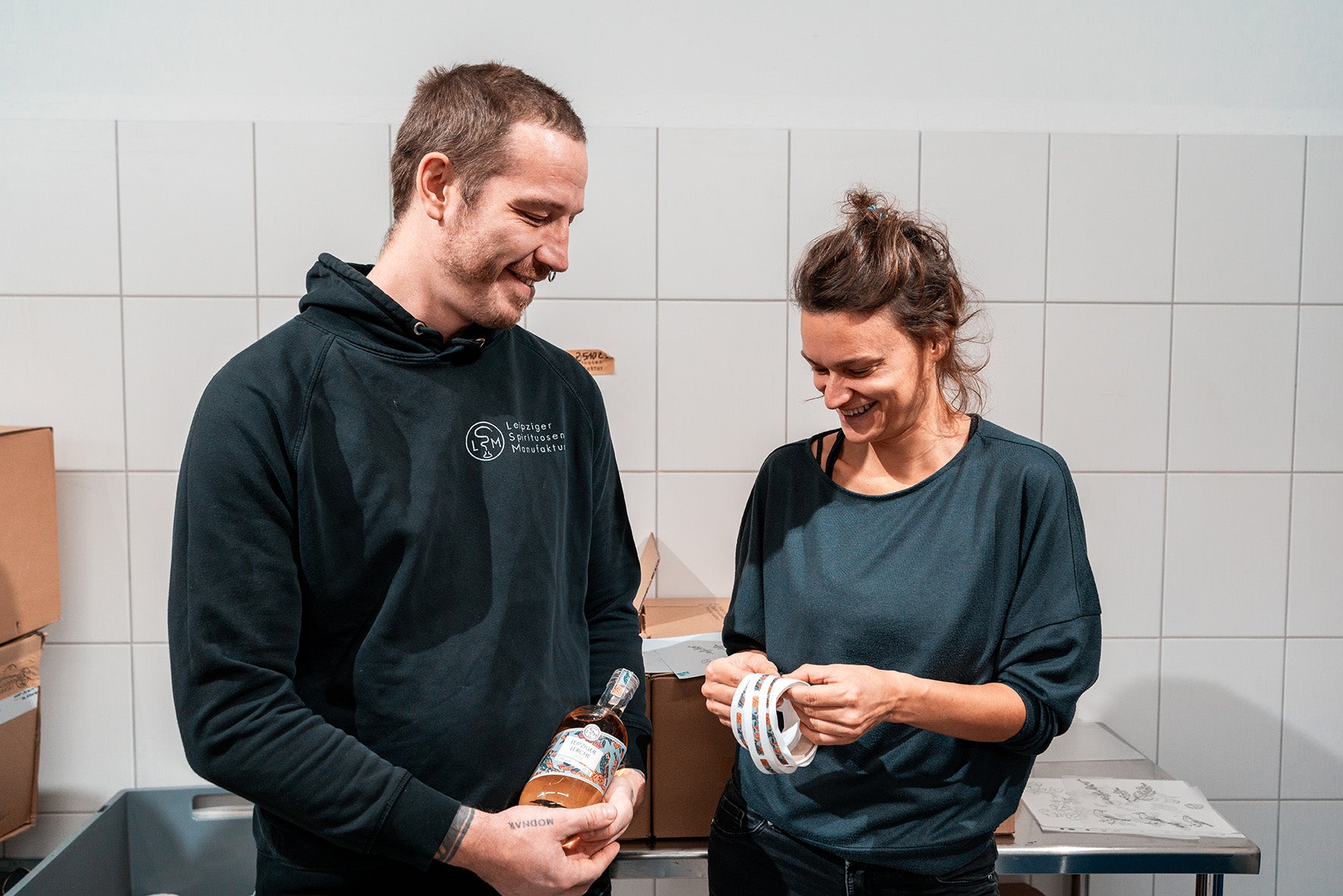 Künstlerin Paula Wolber kontrolliert Etiketten