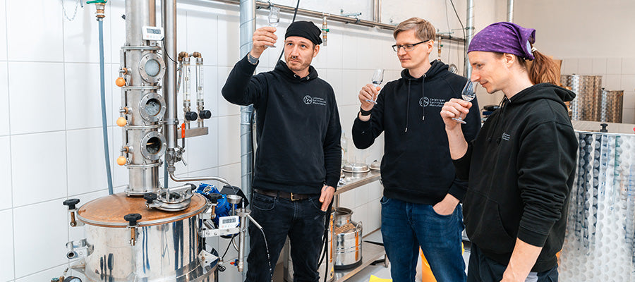 Das Team der Leipziger Spirituosen Manufaktur kostet das Destillat an der Destille