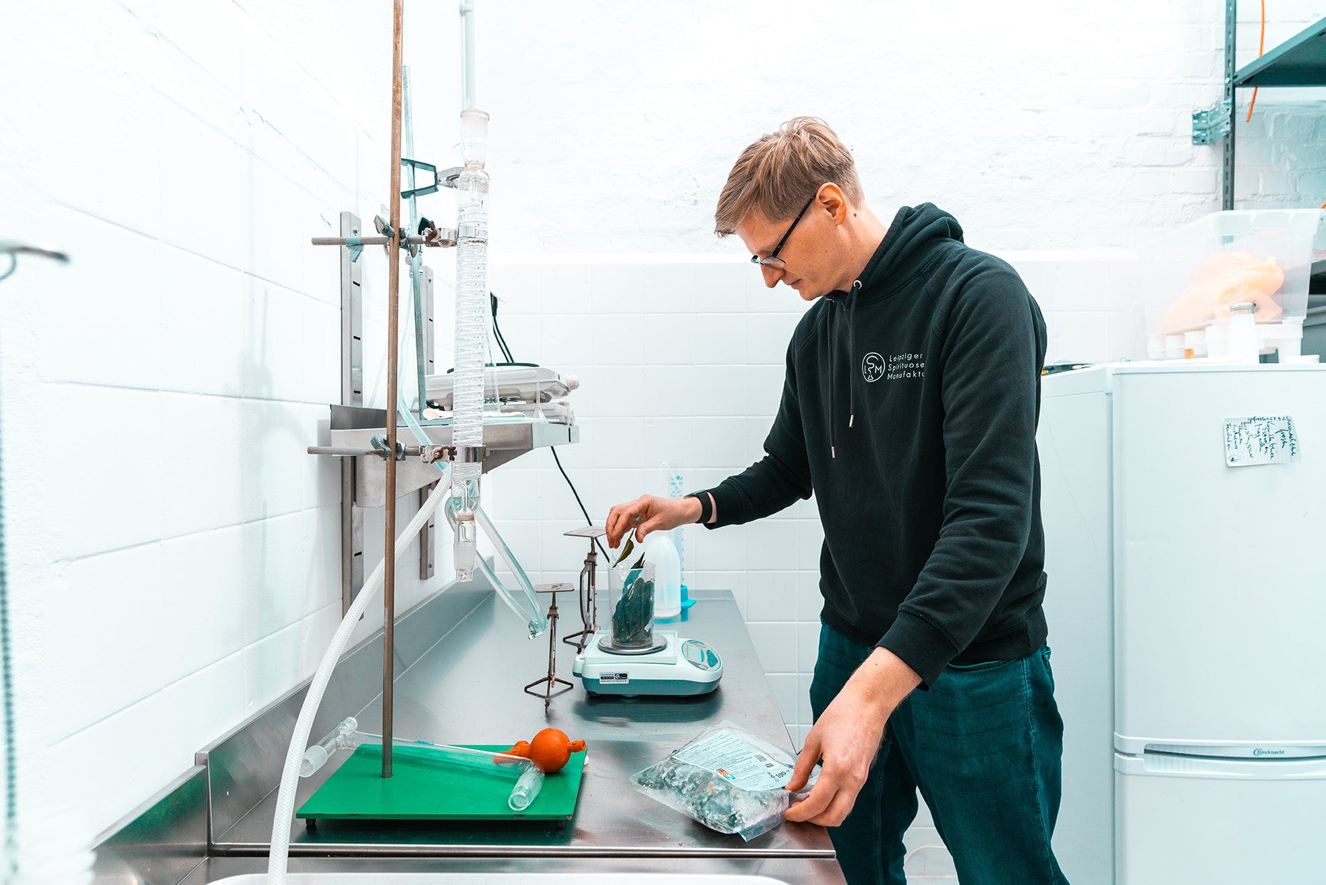 Kräuter werden im Labor der Leipziger Spirituosen Manufaktur per Hand abgewogen