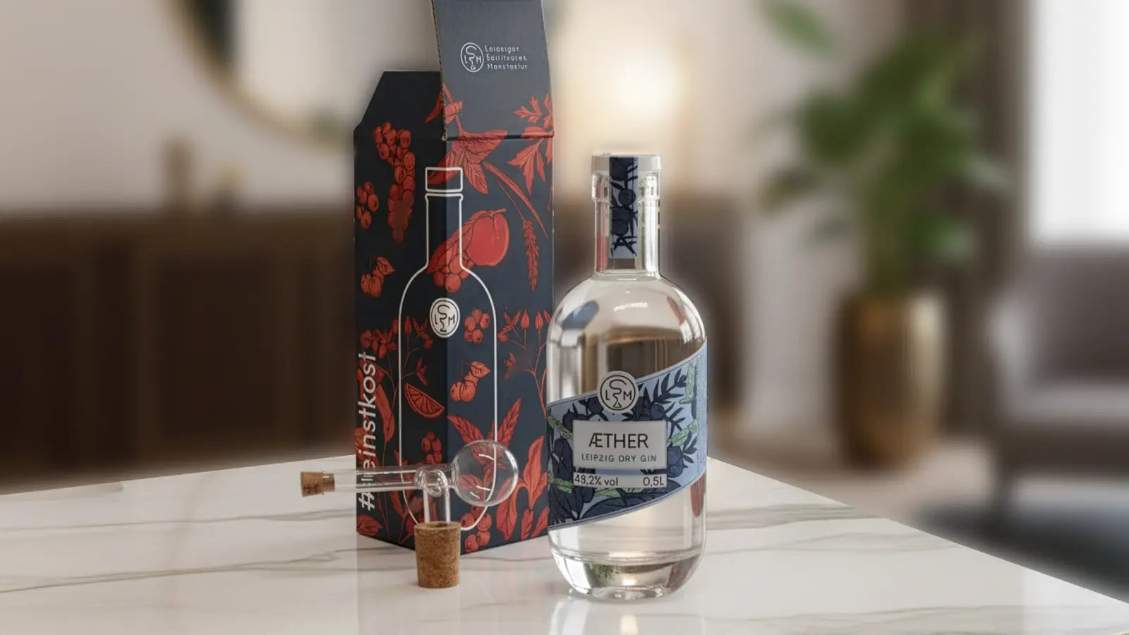 Geschenkset mit Flasche, Verpackung und Ausgießer auf Marmortisch mit unscharfem Hintergrund