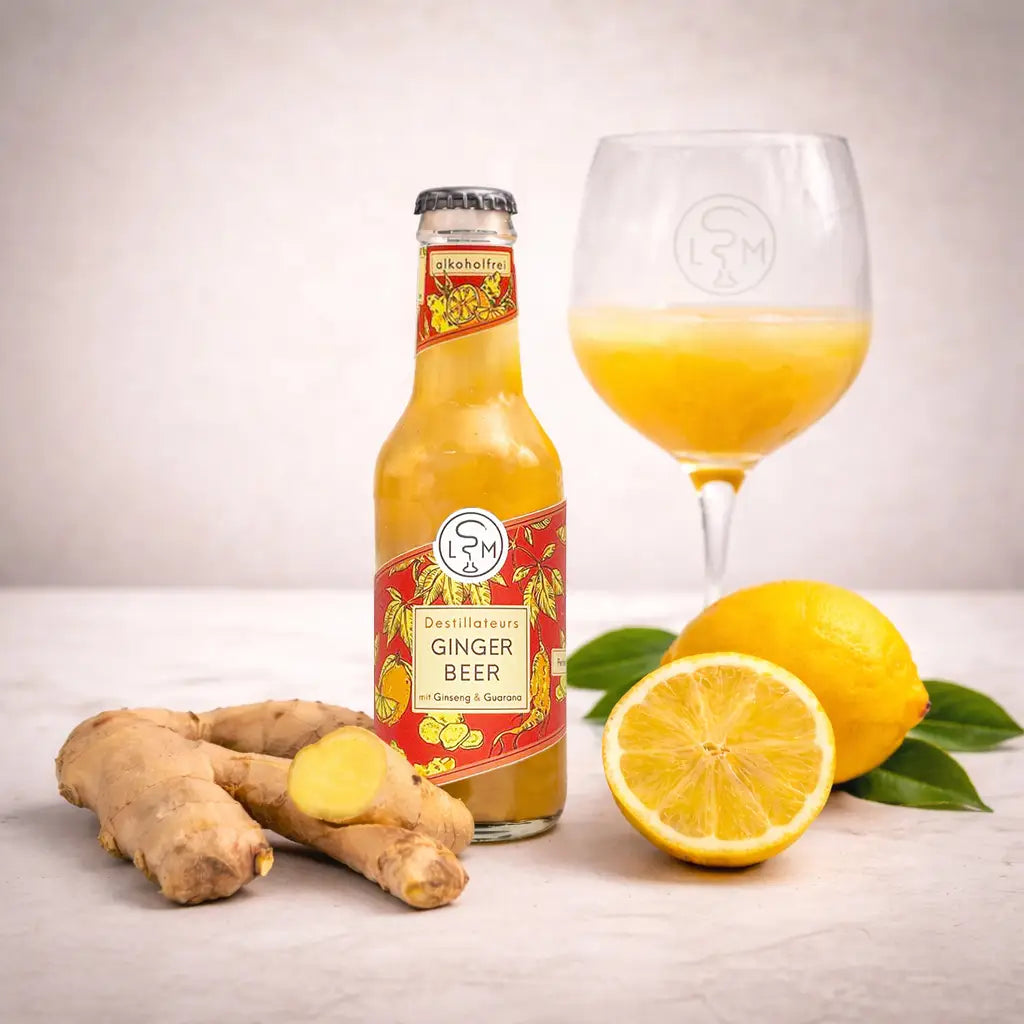Ingwer Beer mit frischem Ingwer und Zitrone als erfrischendes Moodbild auf natürlichem Arrangement