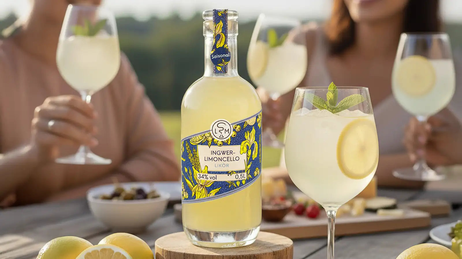 Ingwer Limoncello als sommerlicher Aperitif in geselliger Runde am Tisch genossen