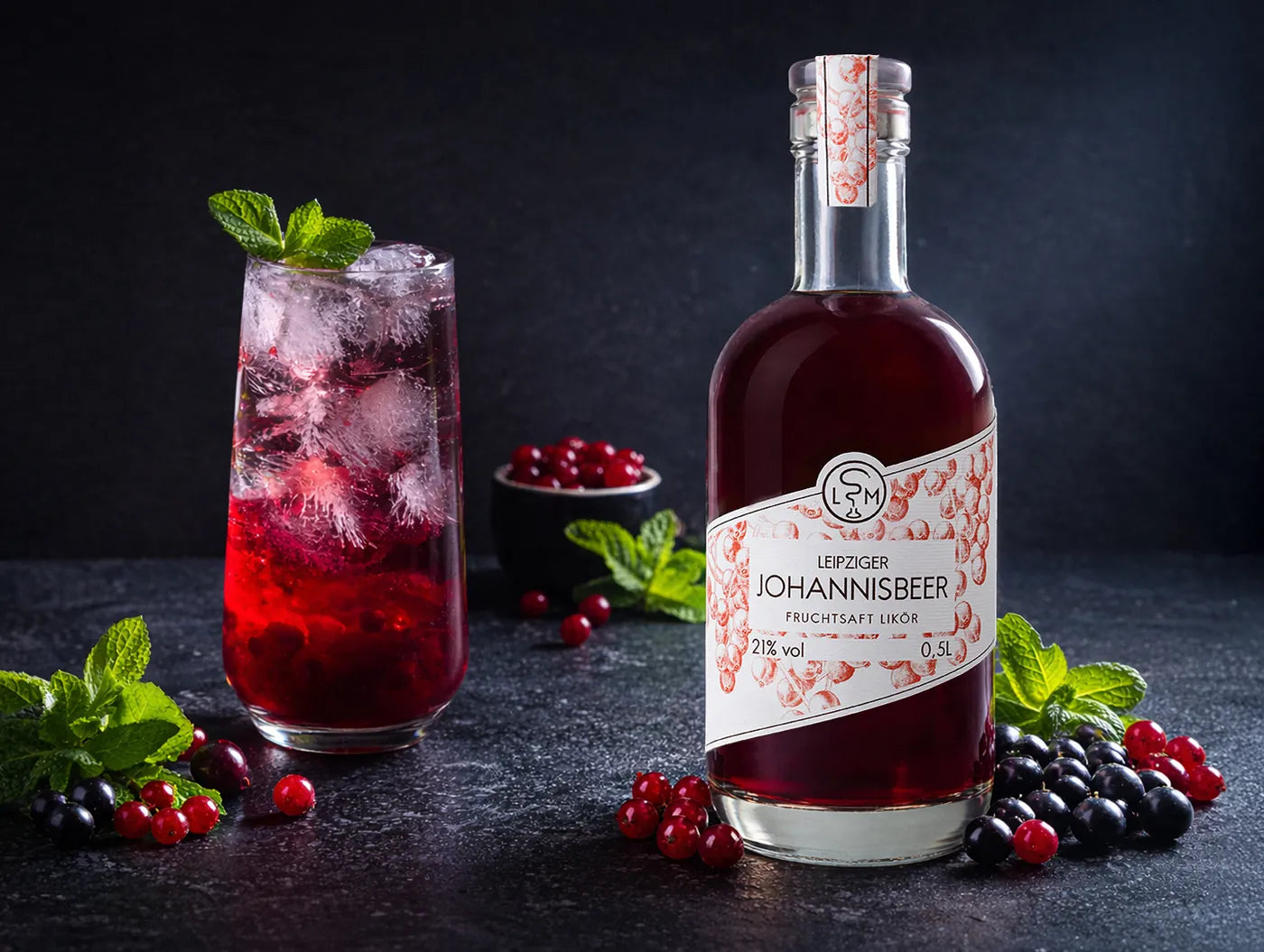 Johannisbeerlikör mit Highballglas als Longdrink serviert