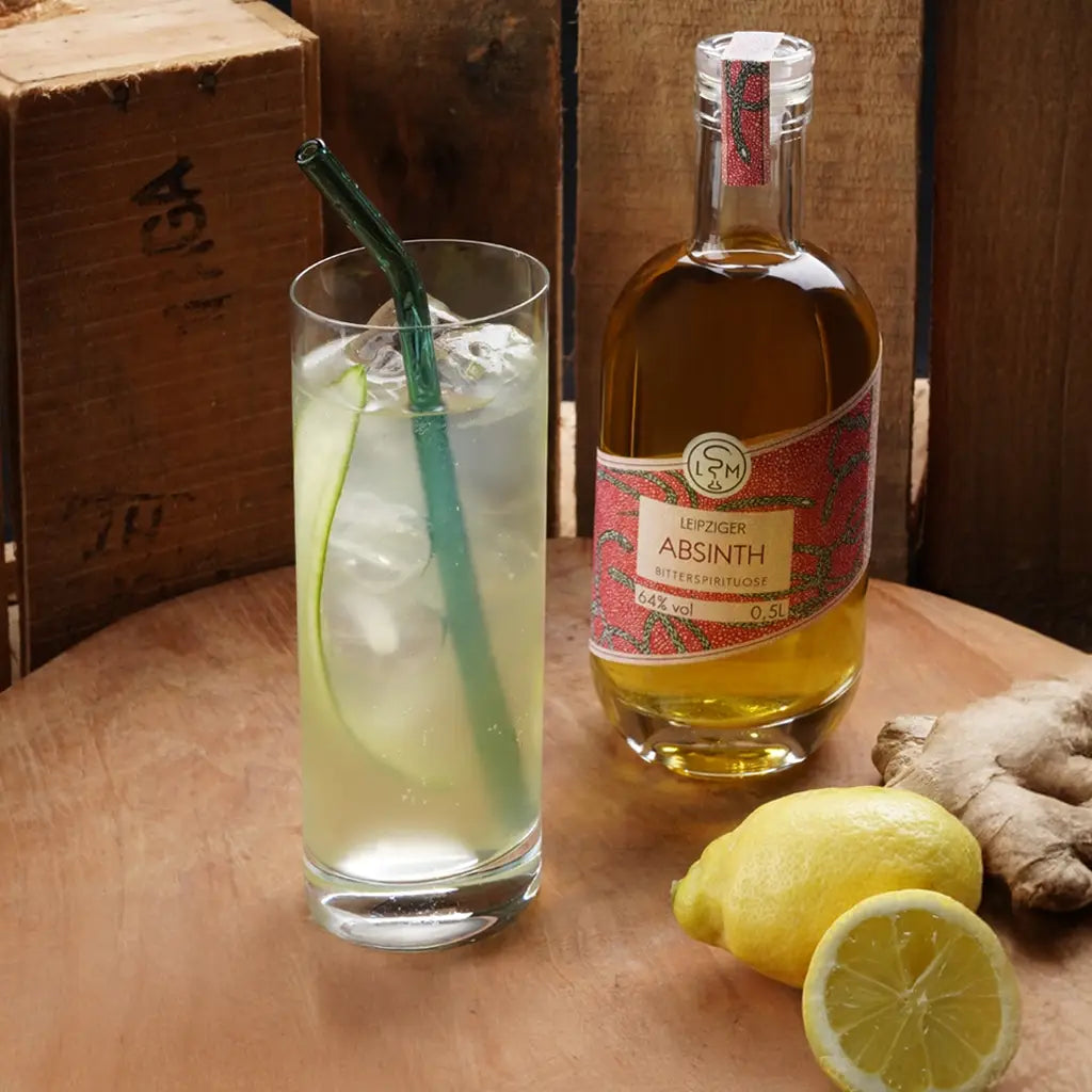 Leipziger Absinth als Longdrink im Highballglas auf dekoriertem Holzensemble serviert