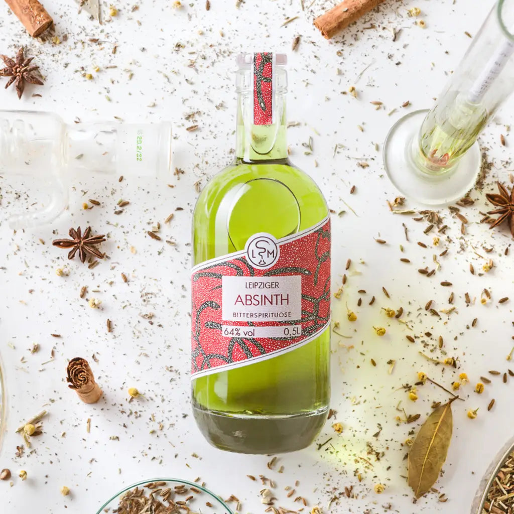 Leipziger Absinth als traditionelle Kräuterspirituose der Leipziger Spirituosen Manufaktur atmosphärisch inszeniert