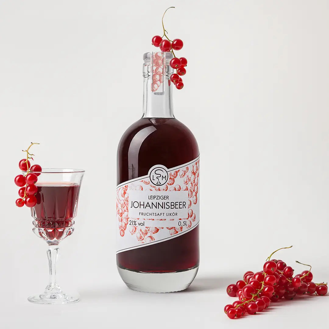 Leipziger Johannisbeerlikör mit roten und schwarzen Johannisbeeren