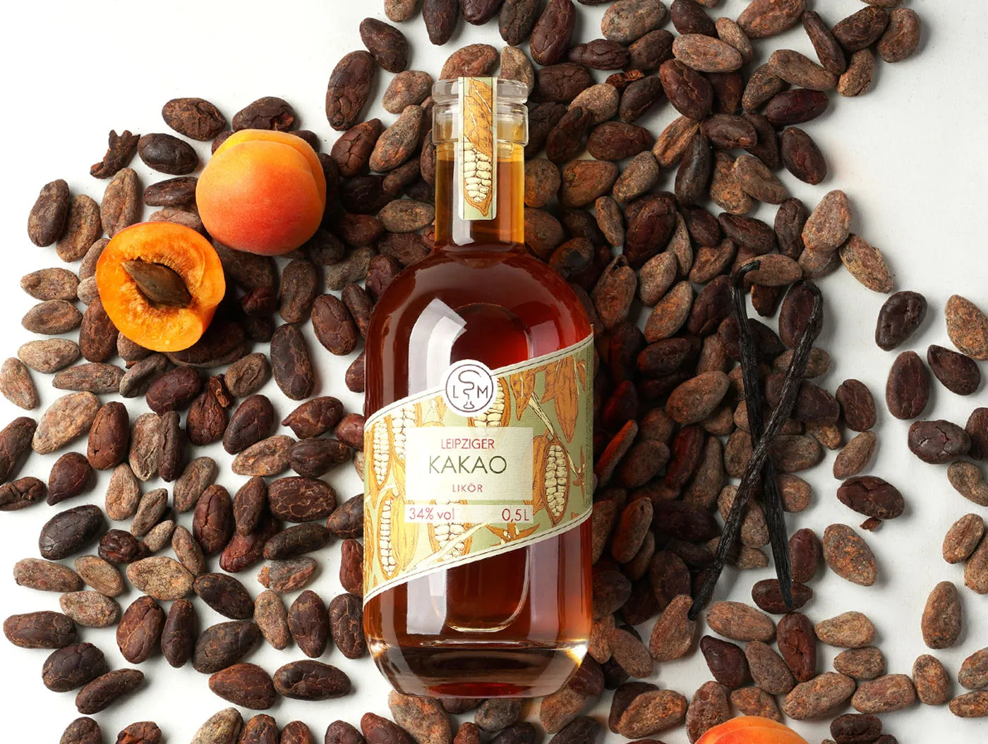 Leipziger Kakao Likör auf Kakaobohnen mit Vanille und Aprikose dekoriert