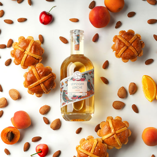 Leipziger Lerche Likör mit Zutaten angerichtet