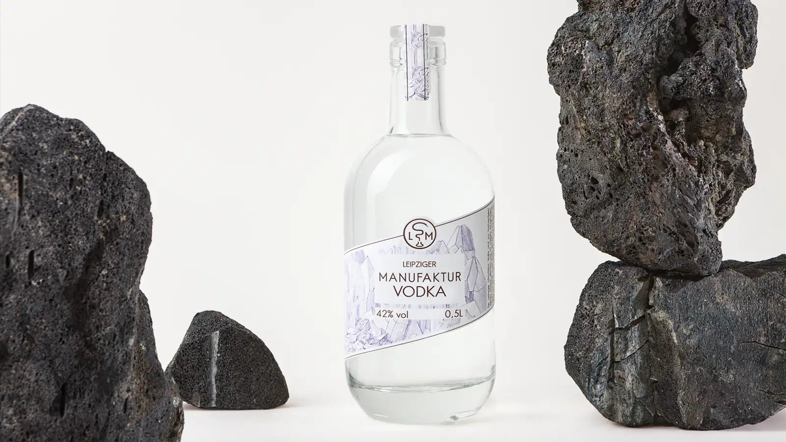 Leipziger Vodka mit schwarzen Steinen als Symbol für Vulkanasche in atmosphärischer Inszenierung
