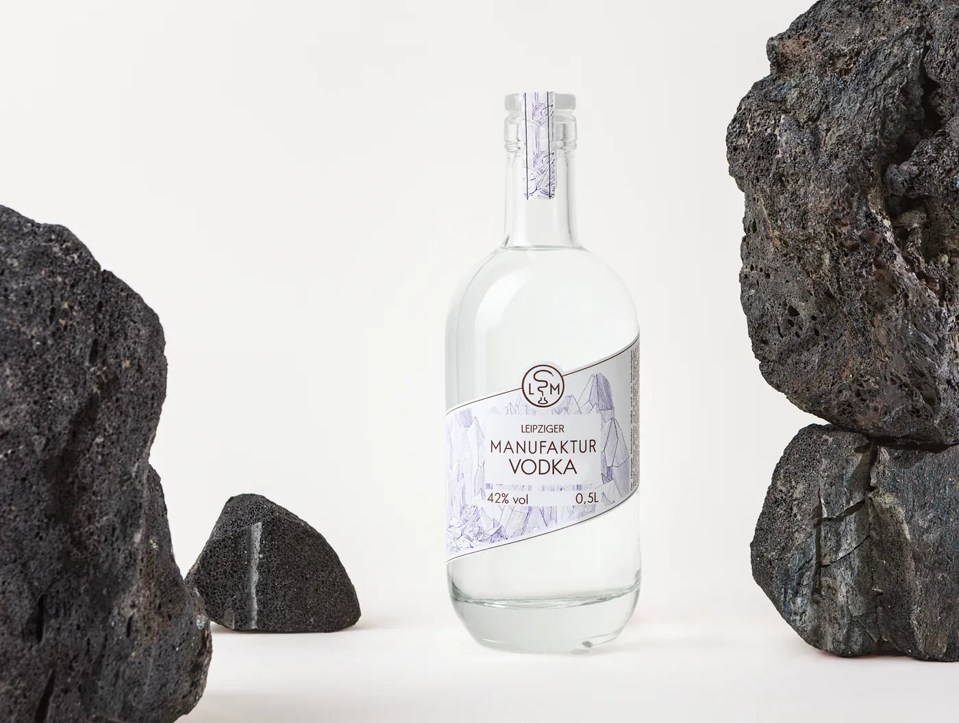 Leipziger Vodka als Moodbild mit schwarzen Steinen als Symbol für Vulkanasche
