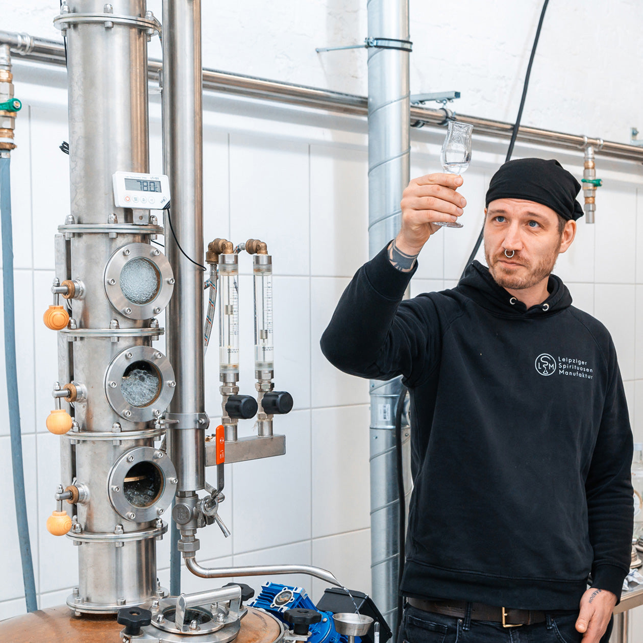 Destillateur testet Destillat an der Destille