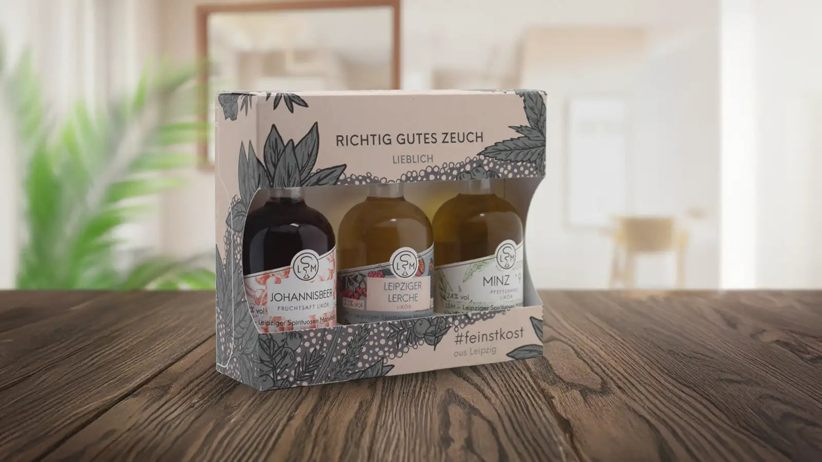 Tastingset Lieblich auf Holztisch mit Miniaturen von Leipziger Lerche Likör, Johannisbeerlikör und Minzlikör