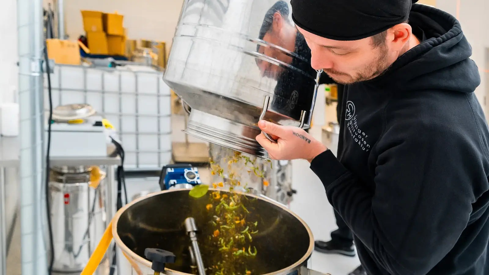 Vorbereitung der Gin Destillation mit Botanicals in der Leipziger Spirituosen Manufaktur