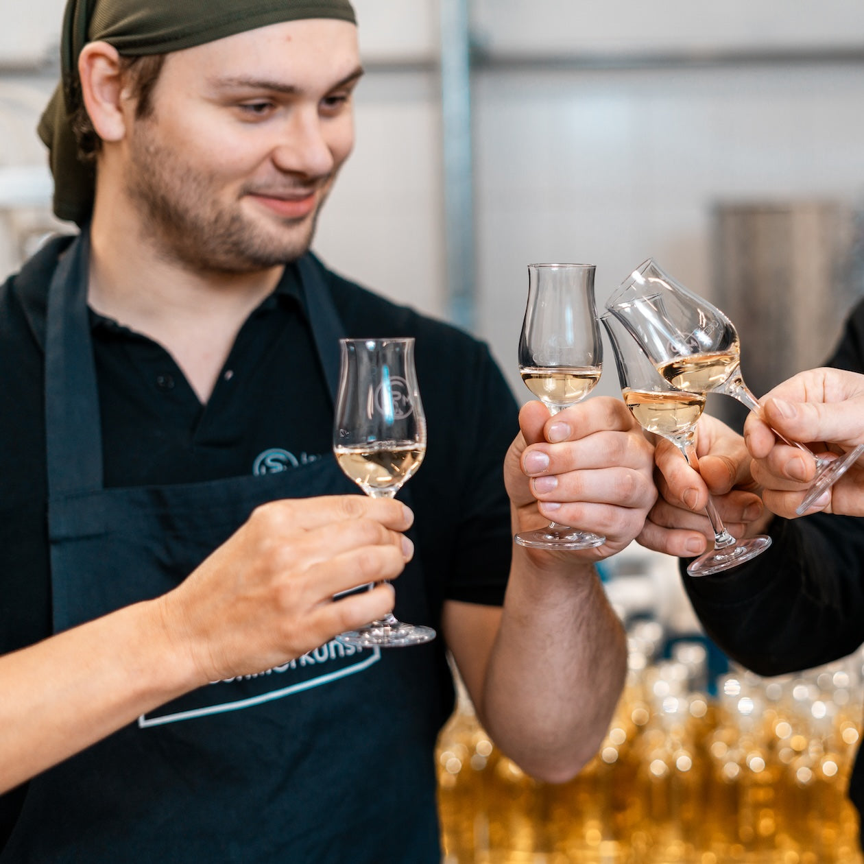 Leipziger Lerche Likör wird eingeschenkt