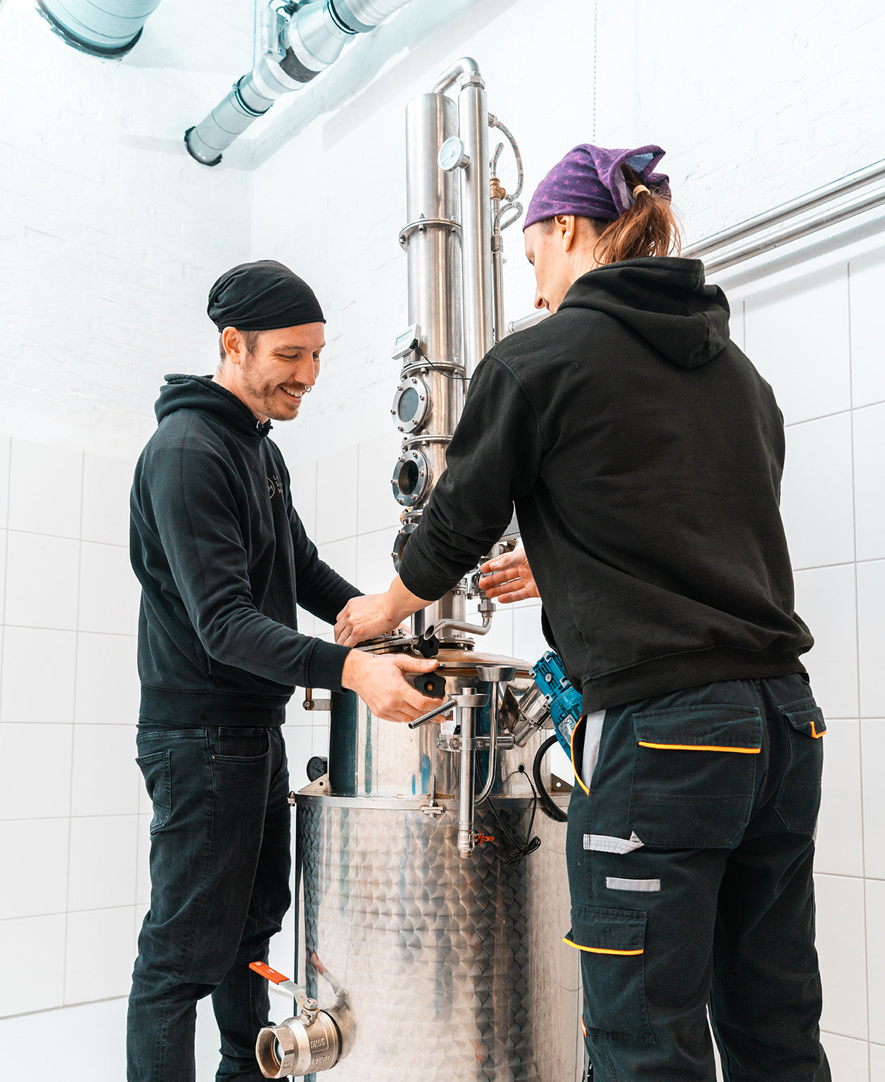 Die Destille wird für die Destillation vorbereitet