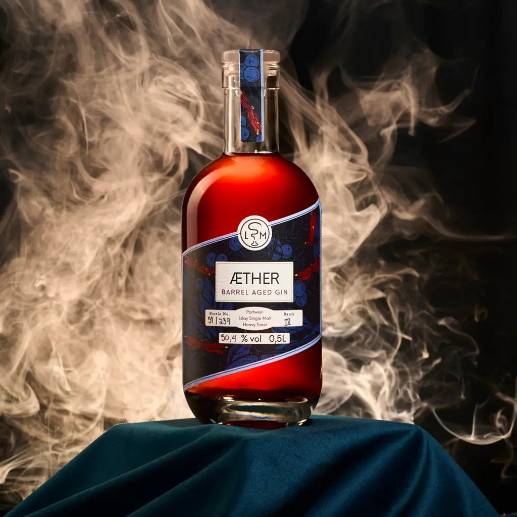 Aether Barrel Aged Gin als fassgelagerter Gin in mystischer Rauchkulisse inszeniert als Moodbild