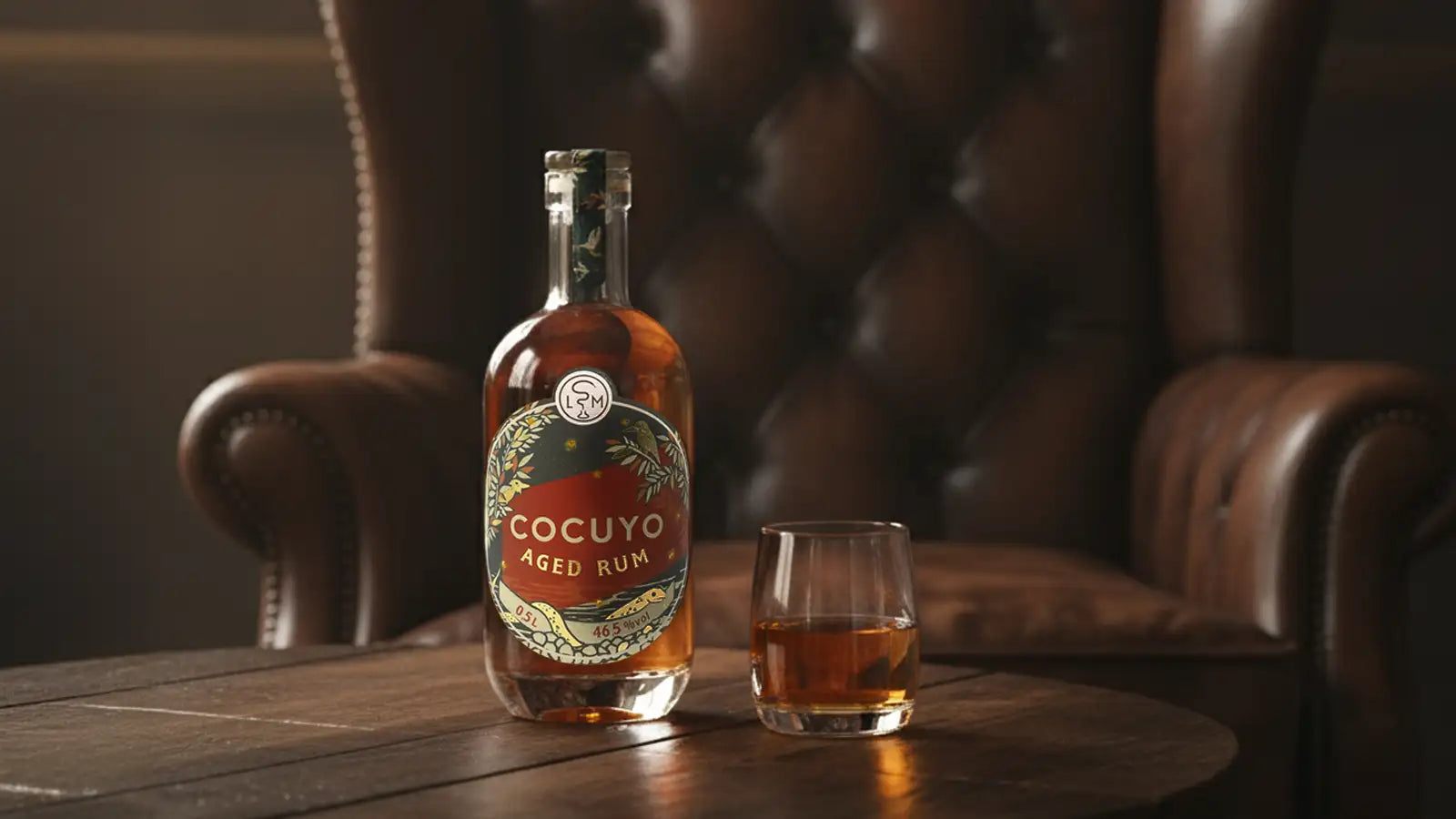 Cocuyo Rum auf einem Tisch mit leicht unscharfem Ledersessel im Hintergrund als stimmungsvolles Moodbild