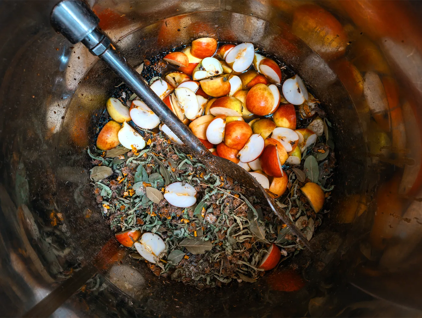 Blick in die Destille mit natürlichen Botanicals für die handwerkliche Gin Herstellung