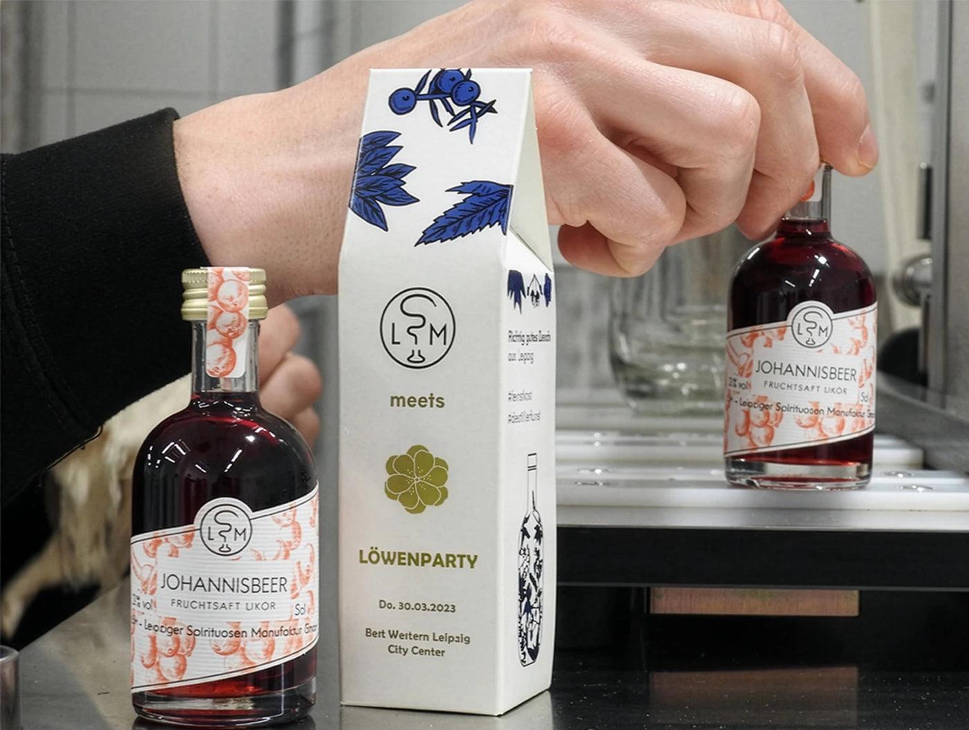 Individualisierte Verpackung für Spirituosen als persönliche Geschenkidee aus der Leipziger Manufaktur