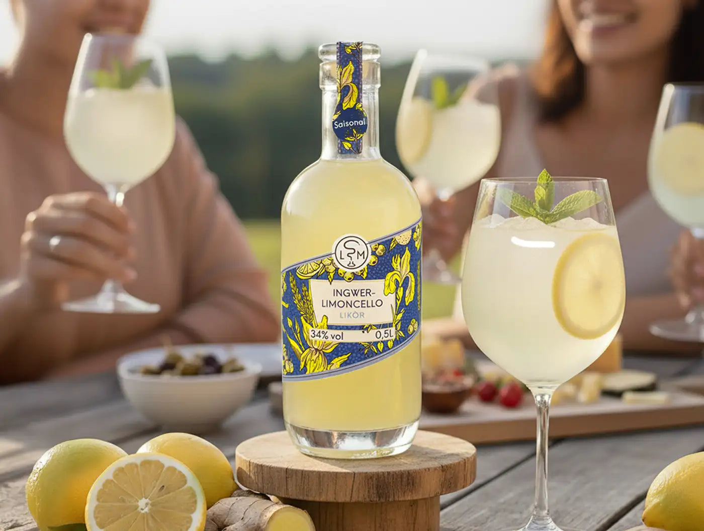 Ingwer Limoncello als sommerlicher Aperitif in geselliger Runde am Tisch serviert