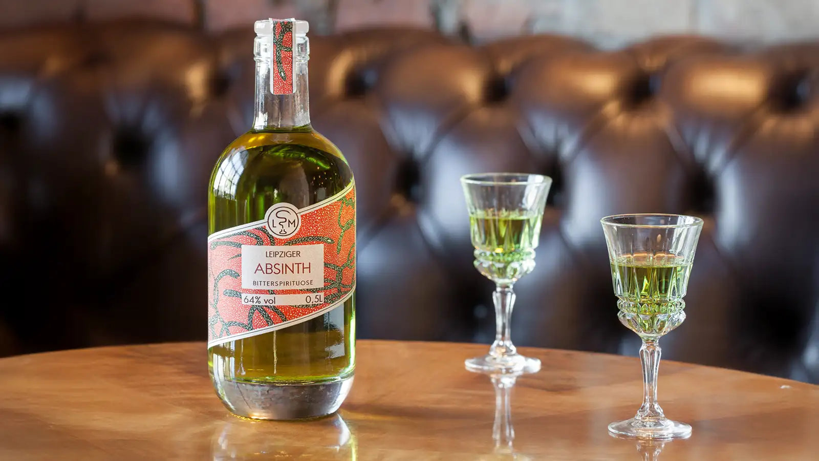 Leipziger Absinth mit Kristallgläsern in edler Bar Atmosphäre