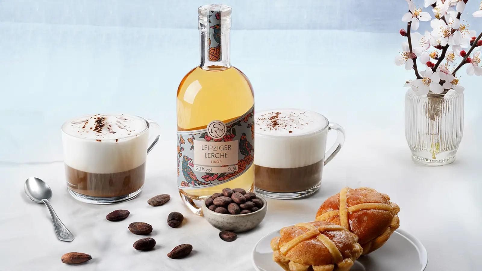 Leipziger Lerche Likör auf gedecktem Kaffeetisch für genussvolle Nachmittage in geselliger Runde