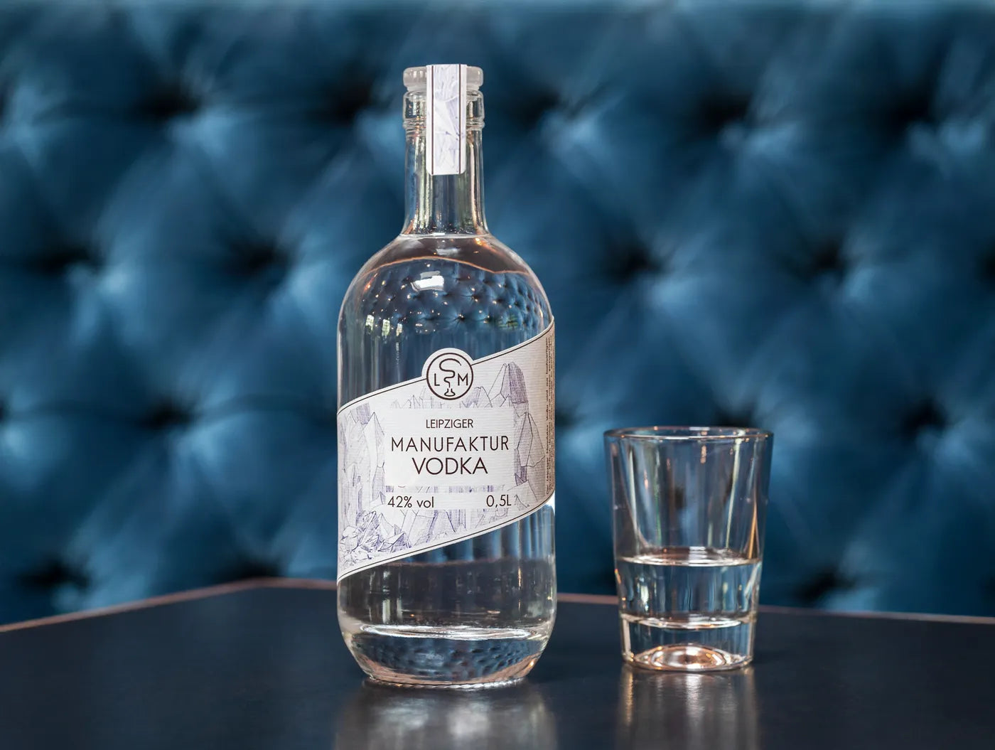Manufaktur Vodka auf einem Tisch mit Shotglas in edler Bar