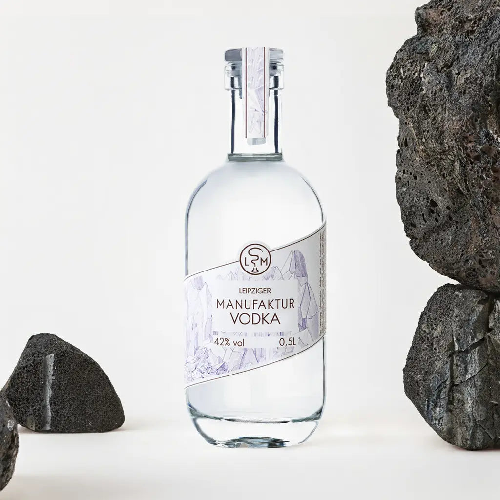Manufaktur Vodka mit dunklen Vulkansteinen als charakterstarkes Moodbild der Leipziger Spirituosen Manufaktur
