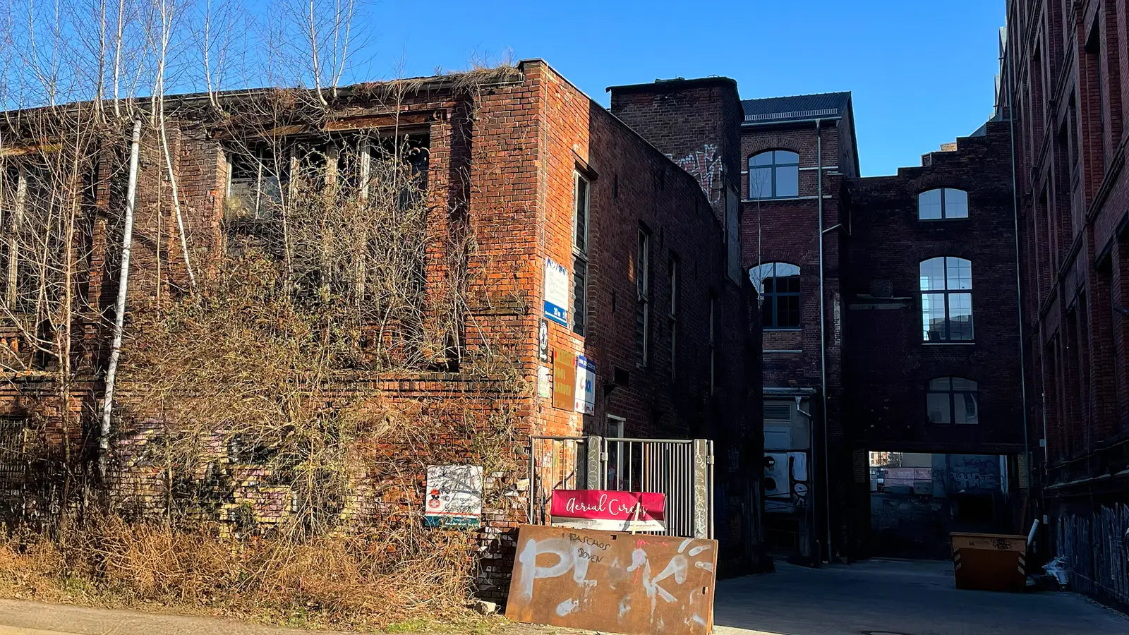 Blick auf den Innenhof der Stöhrwerke mit historischen Backsteingebäuden in Leipzig Plagwitz
