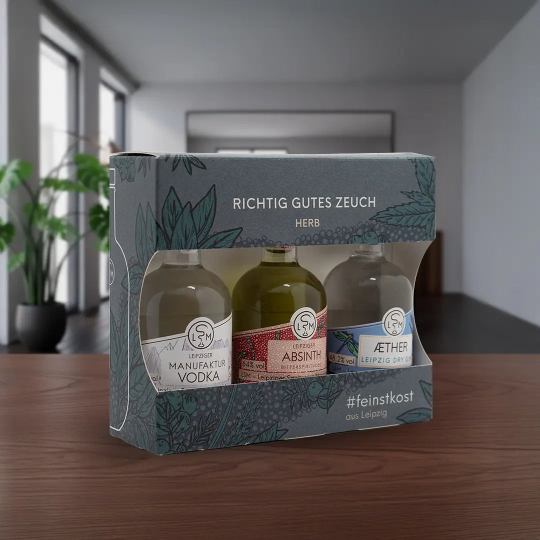 Tastingset Herb in Geschenkverpackung mit Manufaktur Vodka, Leipziger Absinth und Aether Gin auf einem Tisch präsentiert